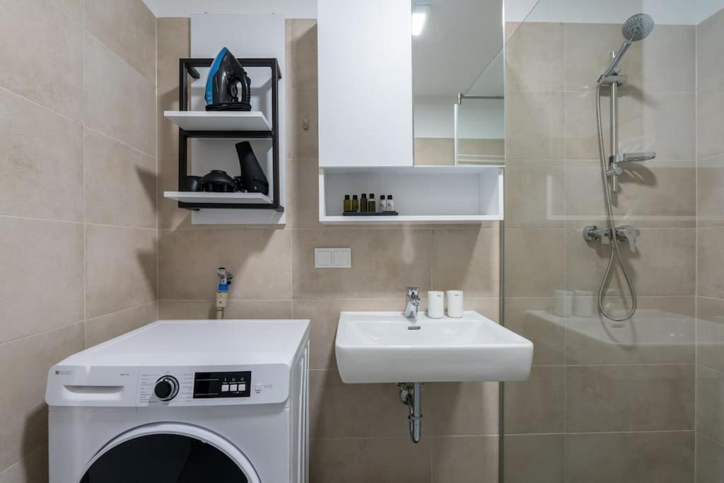 וינה Sunny 1Br Home With Balcony By Hm מראה חיצוני תמונה