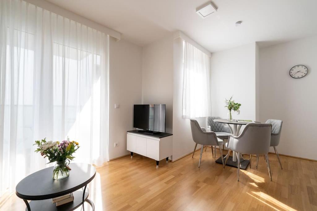 וינה Sunny 1Br Home With Balcony By Hm מראה חיצוני תמונה