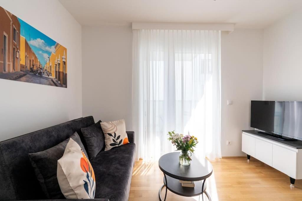 וינה Sunny 1Br Home With Balcony By Hm מראה חיצוני תמונה