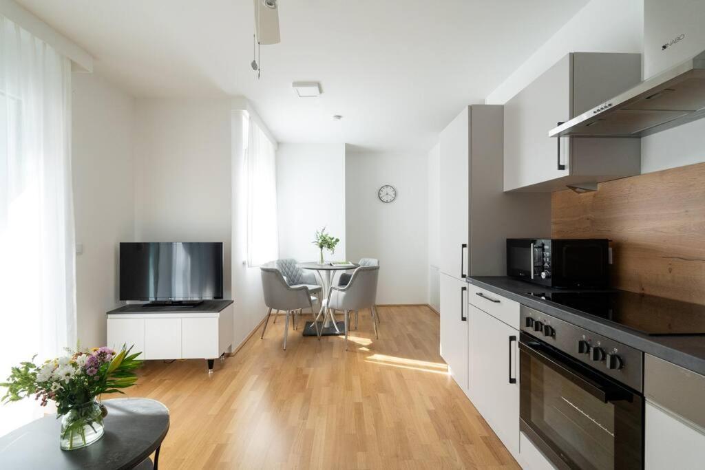 וינה Sunny 1Br Home With Balcony By Hm מראה חיצוני תמונה